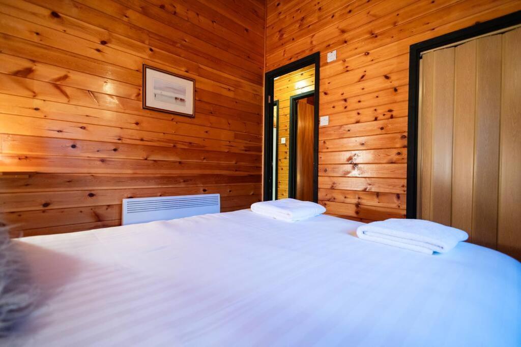 Cozy Norwegian Style Log Cabin In Rural Snowdonia - 2 Bedrooms & Parking By Seren Short Stays Ffestiniog エクステリア 写真