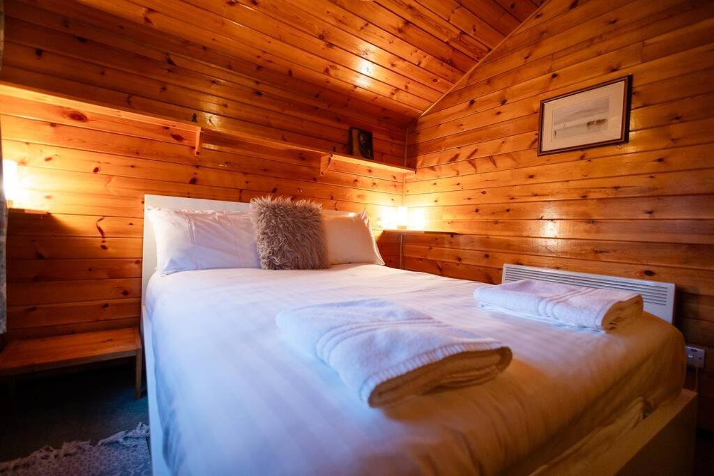 Cozy Norwegian Style Log Cabin In Rural Snowdonia - 2 Bedrooms & Parking By Seren Short Stays Ffestiniog エクステリア 写真